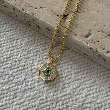 Cargar imagen en el visor de la galería, Gargantilla de bolas, con un colgante de medalla con circonitas encrustadas y una piedra esmeralda fusion bañados en oro de 18 quilates. Una joya de alta calidad.

Medidas: 40 cm + 5cm ajustable.

Joyas Hipoalergénicas, sin níquel.
