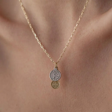 Collar cadena San Benedito doble con 2 colgantes. Ideal para mesclar con otros collares Wal Barros brand y hacer camadas (laeyring) que está super de moda. Para mujer elegantes.

40cm + 5cm ajustable en baño de oro