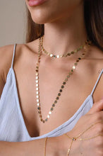 Cargar imagen en el visor de la galería, Collar medallas mini corazones en dorado com banho de Oro18k. Ideal para mesclar con otros de Wal Barros.

Joyas hipoalergênicas e sem niquel.

Tamanho: 70cm

