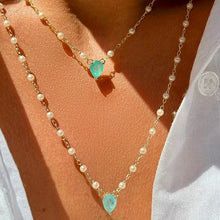 Cargar imagen en el visor de la galería, Collar escapulario con colgantes de esmeralda colombiana, cuentas de turmalina clara y perlas coreanas, 65 cm - Chapado en oro de 18 quilates.

Un collar escapulario de 65 cm con colgantes de esmeralda colombiana, turmalina clara y perlas coreanas, y baño de oro de 18 quilates; una pieza sofisticada que combina delicadeza y encanto atemporal.

collar 65cm

Antialérgico, no contiene níquel
6 meses de garantía de baño
