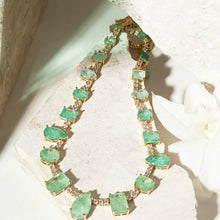 Cargar imagen en el visor de la galería, Collar Riviera Shapes con fusión de esmeralda colombiana, fusión de turmalina clara y fusión de turmalina, 43 cm - Chapada en oro de 18k
