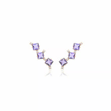 Cargar imagen en el visor de la galería, Aretes con cuadrados de cristal de amatista y puntas de circonita blanca.

Chapado en oro de 18 quilates
Hipoalergénico, sin níquel
1 año de garantía de chapado
Hecho con piedras/cristales sintéticos
