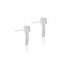 Cargar imagen en el visor de la galería, Pendientes cuadrados rectos con circonita cúbica blanca talla baguette - Plata de ley 925

Este pendiente recto de plata de ley 925 combina una circonita blanca cuadrada central con una hilera vertical de baguettes engastadas en pavé. Un diseño moderno y simétrico que aporta elegancia con discreción.

Una Joya unica Wal Barros Brand.

joyas hipoalergénicas y sin níquel.

 

 

