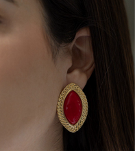 Cargar imagen en el visor de la galería, Pendiente Resina Rojo Dorado Largo súper fashion en baño de ouro18k. Súper leve 
