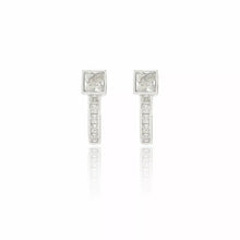 Cargar imagen en el visor de la galería, Pendientes cuadrados rectos con circonita cúbica blanca talla baguette - Plata de ley 925

Este pendiente recto de plata de ley 925 combina una circonita blanca cuadrada central con una hilera vertical de baguettes engastadas en pavé. Un diseño moderno y simétrico que aporta elegancia con discreción.

Una Joya unica Wal Barros Brand.

joyas hipoalergénicas y sin níquel.

 

 
