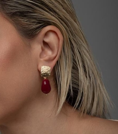 Pendiente super moderno en collar cherry con detalles martillados. super leve
