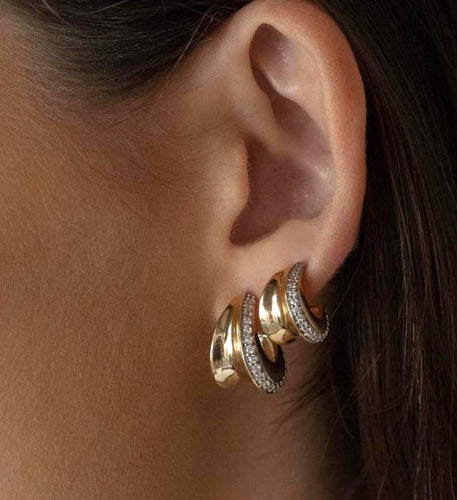 <p>Pendiente con circonitas cravejadas en baño de oro18k  en 2 tamaños.</p> <p>Súper leve e fashion!</p>