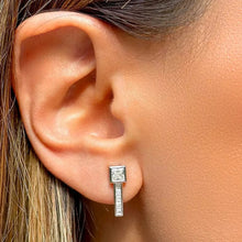 Cargar imagen en el visor de la galería, Pendientes cuadrados rectos con circonita cúbica blanca talla baguette - Plata de ley 925

Este pendiente recto de plata de ley 925 combina una circonita blanca cuadrada central con una hilera vertical de baguettes engastadas en pavé. Un diseño moderno y simétrico que aporta elegancia con discreción.

Una Joya unica Wal Barros Brand.

joyas hipoalergénicas y sin níquel.

 

 
