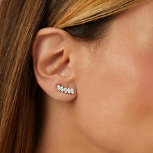 Cargar imagen en el visor de la galería, Pendientes de aro Navette con circonita cúbica blanca - Plata de ley 925

Este pendiente tipo ear cuff de plata de ley 925 está engastado con circonitas cúbicas blancas talla marquesa, creando un diseño sofisticado y moderno. Una joya versátil que aporta un brillo intenso y elegancia a cada detalle, perfecta para transformar cualquier look.


