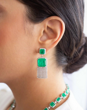 Cargar imagen en el visor de la galería, Pendiente de cortina quadrada com fusão de esmeralda, banho de rodio branco. Super fashion e confortável.Fabricado com pedras/cristales sintéticos.

Joyas Hipoalergénico, sin níquel.

6 meses de garantía de baño.
