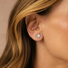 Cargar imagen en el visor de la galería, Pendientes de botón en forma de estrella con circonita cúbica blanca - plata de ley 925

¡Los pendientes Top Star son ese toque de brillo encantador que ilumina tu look al instante! Las circonitas cúbicas blancas hacen que todo brille con luz propia, y la plata de ley 925 les da un aire de joyería elegante. ¡Unos pendientes pequeños y con estilo que te harán brillar aún más!

Super fashion e confortável.

Joyas hipoalergenicas y sin niquel

 
