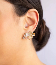 Cargar imagen en el visor de la galería, Pendiente delicado líneas leque dorado con circonitas coloridas &nbsp;con baño de Oro18k. Súper exclusivo para una fiesta o boda.


Una Joya unica Wal Barros Brand.
joyas hipoalergénicas y sin níquel.
