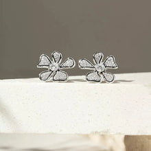 Cargar imagen en el visor de la galería, Pendientes de flores con circonitas cúbicas blancas - Plata de ley 925.

Los pendientes de flores con circonitas cúbicas blancas de diversas formas, elaborados en plata de ley 925, son una pieza delicada y encantadora. Presentan un diseño floral compuesto por circonitas cúbicas blancas de diferentes formas, que aportan brillo y elegancia.

Una Joya única Wal Barros Brand.

joyas hipoalergénicas y sin níquel.

 

 
