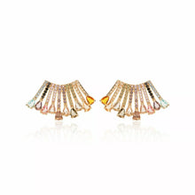 Cargar imagen en el visor de la galería, Pendiente delicado líneas leque dorado con circonitas coloridas &nbsp;con baño de Oro18k. Súper exclusivo para una fiesta o boda.


Una Joya unica Wal Barros Brand.
joyas hipoalergénicas y sin níquel.
