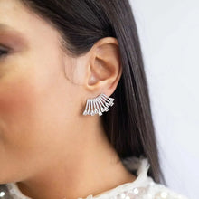 Cargar imagen en el visor de la galería, Una joya en forma de leque, lineas con circonitas. Perfecto para una fiesta o boda.
