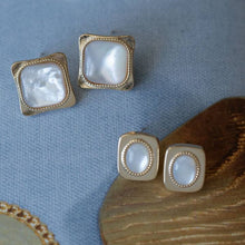 Cargar imagen en el visor de la galería, Pendiente madreperla cuadrado martillado en baño de oro 18k.

Super leve que está super de moda y versatile.
se puede hacer conjunto con el collar.

Joyas hipoalergénicas y sin níquel.
