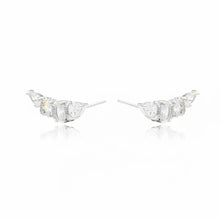 Cargar imagen en el visor de la galería, Pendientes de oreja ovalados y en forma de lágrima con circonita cúbica blanca - plata de ley 925

Este pendiente tipo ear cuff de plata de ley 925 combina circonitas cúbicas blancas ovaladas y en forma de lágrima, creando un diseño sofisticado que ilumina elegantemente el rostro. Una joya moderna, versátil y con estilo que transformará cualquier look con su brillo único.

Una Joya única Wal Barros Brand.

joyas hipoalergénicas y sin níquel.

 

 
