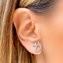 Cargar imagen en el visor de la galería, ¡Estos pendientes son pura magia! Con cristales ovalados de rodolita y peridoto, circonitas cúbicas rosas brillantes y un delicado cierre de perlas, combinan color y elegancia en la medida justa. ¡Una pieza moderna y romántica de la que es imposible no enamorarse!
