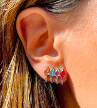 Cargar imagen en el visor de la galería, Con un diseño minimalista, el pendiente de plata 925 trae cristales en gotas de turmalina rosa, amatista y topacio azul. Destaca el diseño curvo y las líneas de circonitas de colores. Material: Plata 925 con baño de rodio blanco. Antialérgico, no contiene níquel . 1 año de garantía de baño. Fabricado con piedras/cristales sintéticos.
