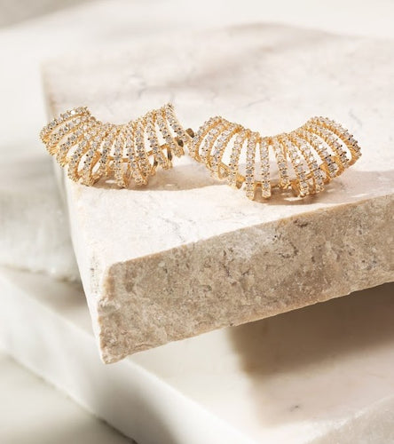 Pendiente con diseño de ondas grandes y tachonadas de circonitas blancas en baño de oro18k.  Una Joya unica Wal Barros Brand.  joyas hipoalergénicas y sin níquel.   