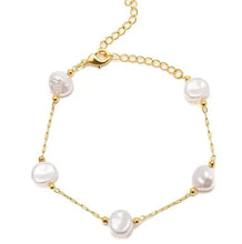 Cargar imagen en el visor de la galería, Pulsera delicada perlas forma orgánica en baño de oro 18k

15 cm + 5 cm ajustable.

Tenemos collar y pendientes para conjunto.

Joyas Hipoalergénicas y sin níquel
