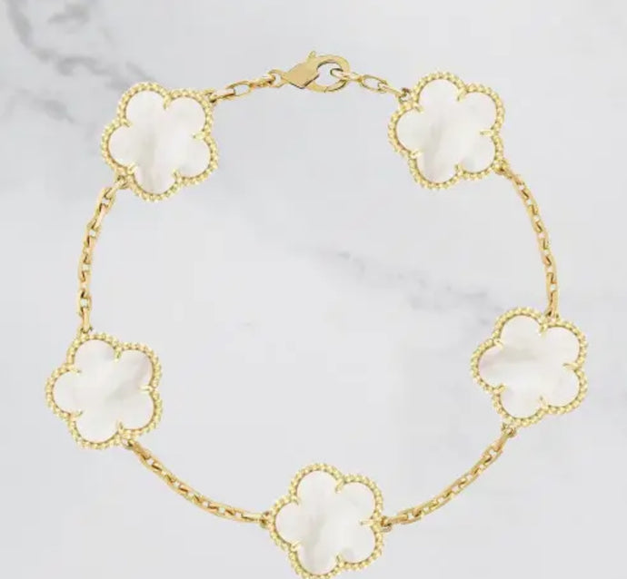 Pulsera cadena delicada trébol en plata 925 en baño de oro18k dorado super leve se puede hacer Conjunto con el collar trébol Está super de moda. Para mujer modernas 
