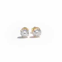 Cargar imagen en el visor de la galería, Pendiente punto de luz redondo con una circonitas blanca de 10mm en baño de oro18k

Una Joya perfecta para tu día a día.

Conjunto con collar punto de luz y alianza solitário redondo en baño de oro18k.

Joyas hipoalergénicas y sin níquel.
