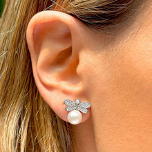 Cargar imagen en el visor de la galería, Pendiente Abeja perla en baño de rodio 

Hipoalergénico y sin niquel.. Super Modeno y delicado.
