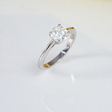 Cargar imagen en el visor de la galería, Anillo Alianza  moissanite ponto de luz redondo 5mm 0,5ct de alta calidade em plata925.

Características principais:
Material: Hecho de prata esterlina 925 de alta qualidade, com sua escolha de banho de ouro ou rodio de luxo para um brilho duradouro. A prata de ley 925 é um metal leve feito com 92,5% de prata pura. É muito durável e foi projetado para uso diário.
Pedras: Moissanita: utilizamos uma variedade de pedras de moissanita de alta qualidade, selecionadas por sua beleza e longevidade.
