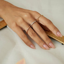 Cargar imagen en el visor de la galería, El anillo 3 en 1 presenta tres finas y suaves bandas unidas por eslabones metálicos articulados. Cuenta con un triple baño de oro de 18 quilates, rodio blanco y oro rosa, con un acabado pulido espejo. Ligero y versátil, es una pieza moderna y cómoda para usar a diario.
