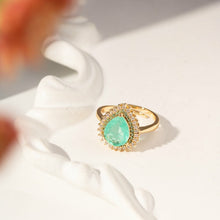 Cargar imagen en el visor de la galería, Anillo en forma de lágrima con esmeralda colombiana y circonita cúbica blanca, chapado en oro de 18 quilates.

Aro 20 BRASIL

Tenemos conjunto com pendiente y collar.

Joyas hipoalergenicas y sin niquel
