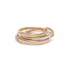 Cargar imagen en el visor de la galería, El anillo 3 en 1 presenta tres finas y suaves bandas unidas por eslabones metálicos articulados. Cuenta con un triple baño de oro de 18 quilates, rodio blanco y oro rosa, con un acabado pulido espejo. Ligero y versátil, es una pieza moderna y cómoda para usar a diario.
