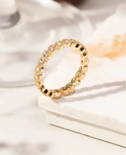 Cargar imagen en el visor de la galería, Anillo aparador circonitas redondas en baño de Oro18k. Para se quedar más fashion mescle con otros anillos Wal Barros brand.


6meses de garantía de baño
Joyas hipoalergenicas y sin niquel.
Tamaño Aro17BRASIL.
