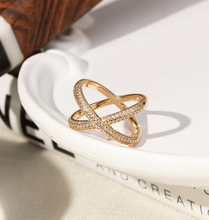 Cargar imagen en el visor de la galería, Anillo  en baño de oro 18k modelo X cruzado.
