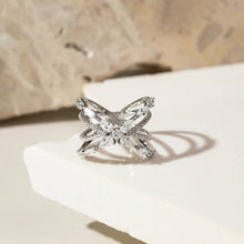 Cargar imagen en el visor de la galería, Anillo en forma de X con tiras engastadas con circonitas blancas en forma de lágrima, marquesa, redonda y brillante. Diseño moderno y audaz, ideal para looks atrevidos.
