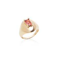 Cargar imagen en el visor de la galería, Anillo dedinho talla pequena con  piedra quartzo rosa en baño de oro18k
