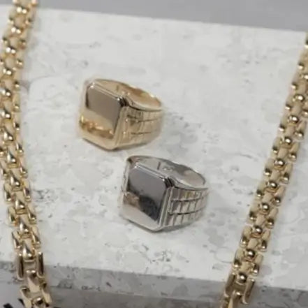 Anillo inspiracíón en cadena Relog de una alta joyeria para usarlo en el dedo pequeño en baño de oro18k o en baño de rodio. Una semijoya de alta calidad.

Aro 12. tenemos el collar y pulsera da misma familia.

 Joyas Hipoalergênico como  e sem níquel.