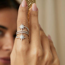 Cargar imagen en el visor de la galería, 
Anillo Estrellas con Zircônias Blancas - Plata 925

El anillo de estrellas en plata 925 cautiva con su diseño moderno y delicado. Dos estrellas engastadas con circonitas blancas brillan sobre bandas curvas, creando un aspecto etéreo y sofisticado.

Super fashion y moderno . Una verdadeira joya.

joyas hipoalergénicas y sin niquel.

