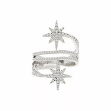 Cargar imagen en el visor de la galería, Anillo Estrellas con Zircônias Blancas - Plata 925

El anillo de estrellas en plata 925 cautiva con su diseño moderno y delicado. Dos estrellas engastadas con circonitas blancas brillan sobre bandas curvas, creando un aspecto etéreo y sofisticado.

Super fashion y moderno . Una verdadeira joya.

joyas hipoalergénicas y sin niquel.
