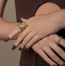 Cargar imagen en el visor de la galería, Anillo Nudo Martillada en baño de oro 18k joyas modernas.
