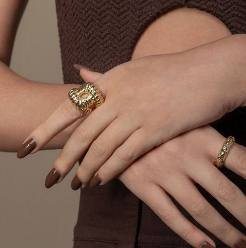 Anillo Nudo Martillada en baño de oro 18k joyas modernas.