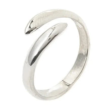 Cargar imagen en el visor de la galería, Anillo geométrico organico liso plata en baño de rodio.

Referencia de Tamaño 16 Brasil (6,5 USA), pero es ajustable

Joyas hipoalergénicas y sin niquel.
