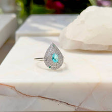 Cargar imagen en el visor de la galería, Anel Topazio en plata 925 com circonitas cravadas. Super chic,

Aro 19 BR / EUA 8

Joyas Hipoalergênicos e sem níquel.
