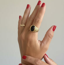 Cargar imagen en el visor de la galería, Anillo resina negro orgánico super estiloso en baño de oro 18k.

Tam 18 Brasil ( 8 USA)

joyas hipoalergenicas y sin niquel.

