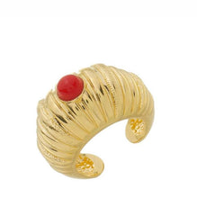 Cargar imagen en el visor de la galería, Anillo resina rojo bañado en oro de 18k. una semijoya de alta calidad para mezclar con otros anillos WAL Barros.

Talla 9 Brasil . 

Tenemos pendiente rojo resina para conjunto.

Joyas hipoalérgicas e sin níquel.
