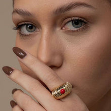 Cargar imagen en el visor de la galería, Anillo resina rojo bañado en oro de 18k. una semijoya de alta calidad para mezclar con otros anillos WAL Barros.

Talla 9 Brasil . 

Tenemos pendiente rojo resina para conjunto.

Joyas hipoalérgicas e sin níquel.
