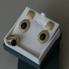 Cargar imagen en el visor de la galería, Anillo resina negro orgánico super estiloso en baño de oro 18k.

Tam 18 Brasil ( 8 USA)

joyas hipoalergenicas y sin niquel.
