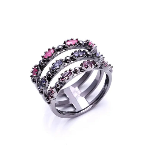 Anillo Cristales Rubí y tanzanita en baño de rodio negro.

Tam 6 USA (15 BR).
