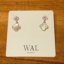 Cargar imagen en el visor de la galería, Arete Trébol madreperla
