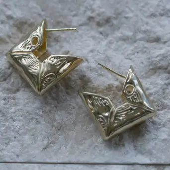 Argolla cuadrada bordada con tecnolgia eletroformacion oca con detalles. en baño de oro18k. Una semijoya de alta calidad. super leve.

Joyas hipoalergénicas e sem níquel.

Lujo!